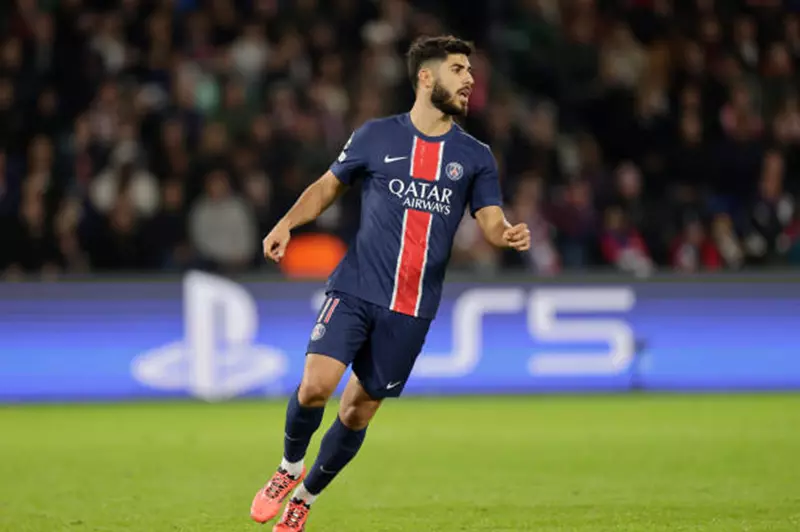 أسينسيو في حيرة الانتقال: بين باريس سان جيرمان وأندية جديدة