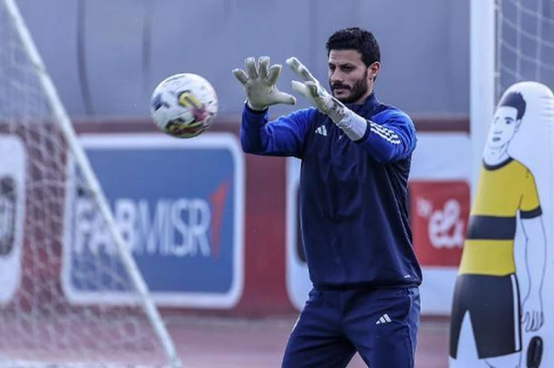 الأهلي يعبر عن حزنه العميق في نعي والد محمد الشناوي