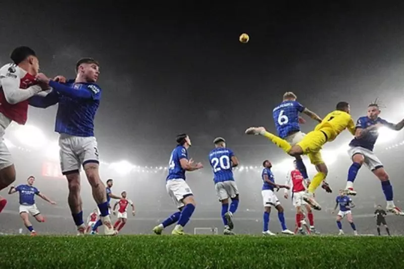 الإمساك بالقوانين: تحديثات جديدة لحكام الدوري الإنجليزي