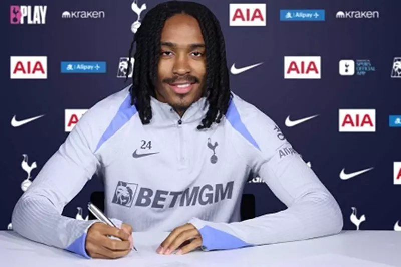 توتنهام يمدد عقد دجيد سبنس للمرة الثانية في 10 أشهر